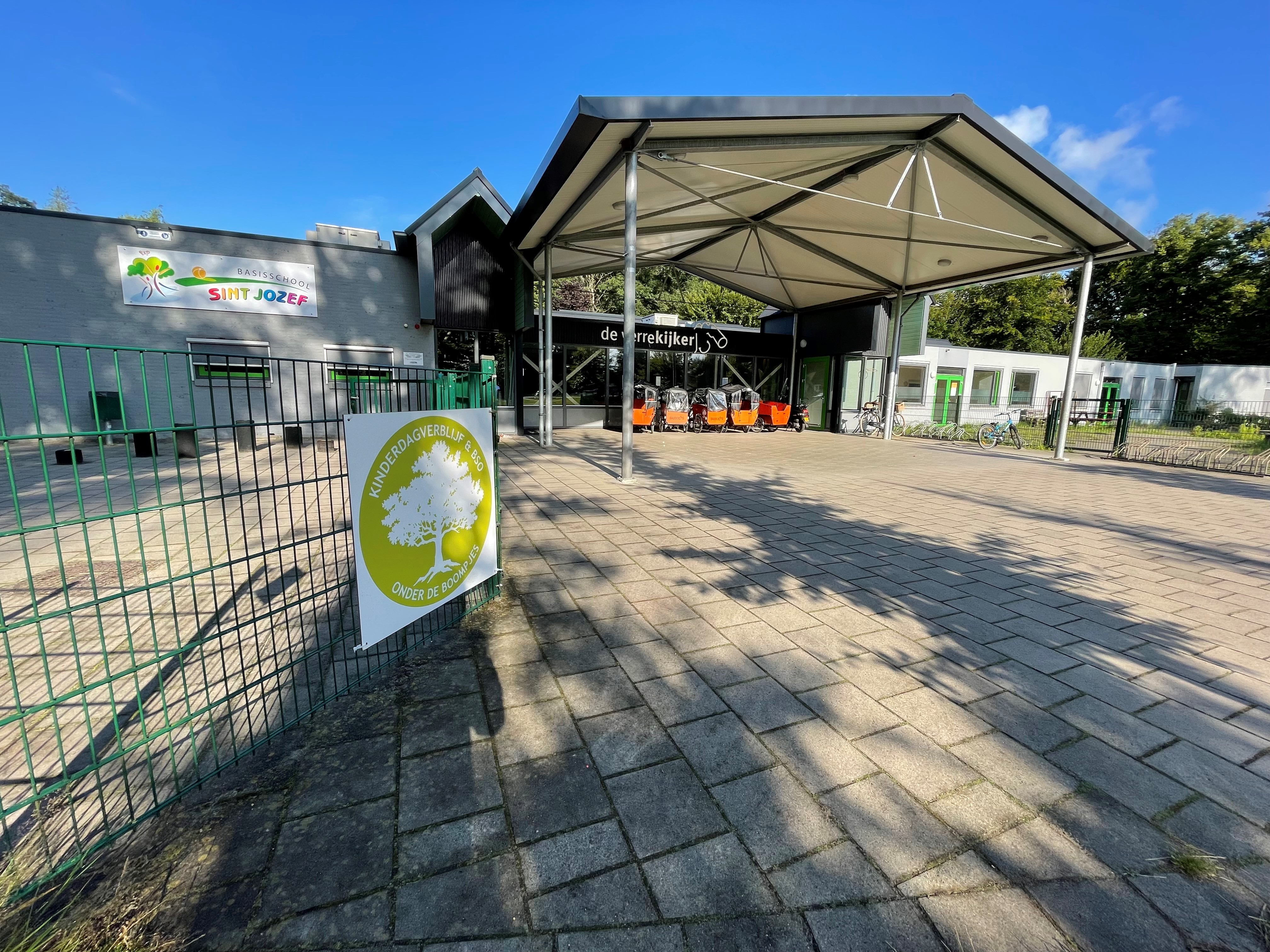 Hoofdingang van het gebouw de Verrekijker